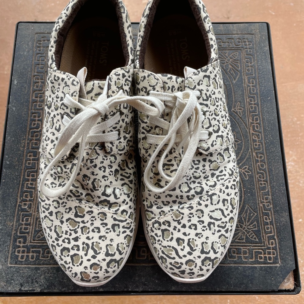 Tom’s women’s tennis shoes